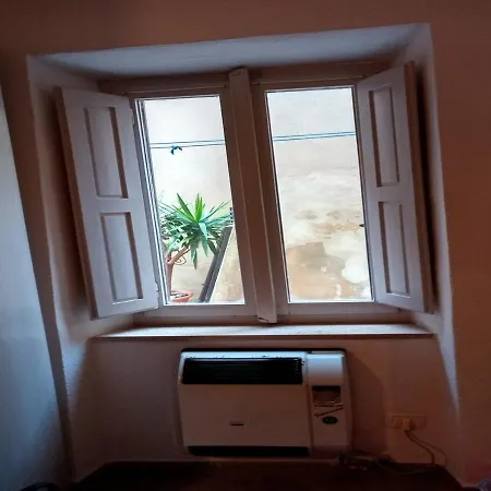 Il Mandorlo Nel Centro Di Volterra